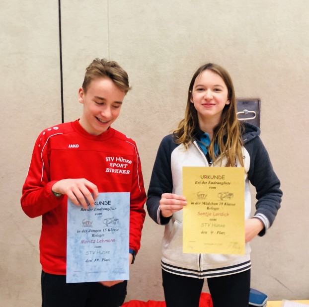 Moritz Lehmann und Sontje Lordick mit Urkunde