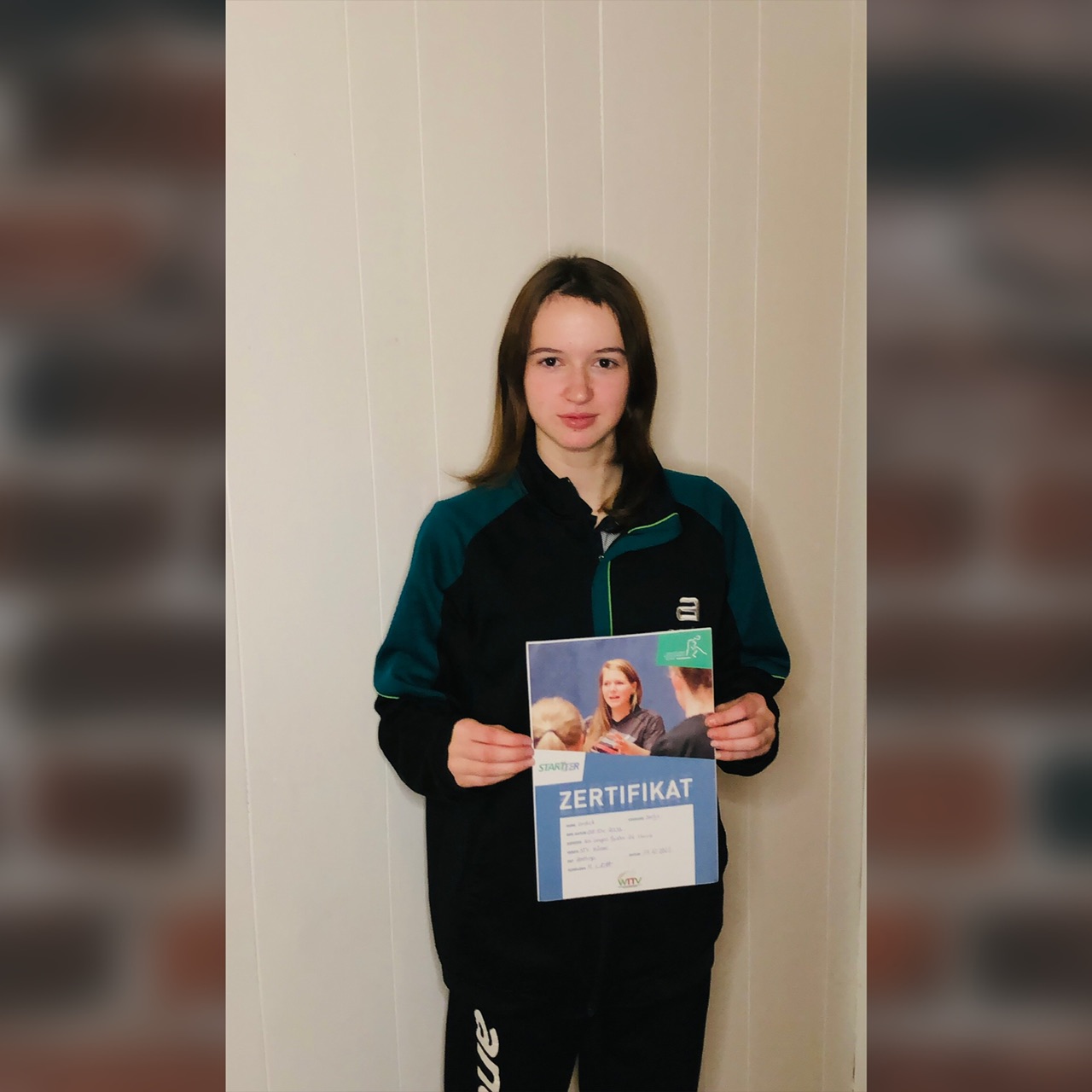 Sontje Lordick mit Urkunde des abgeschlossenen STARTER-Lehrgangs